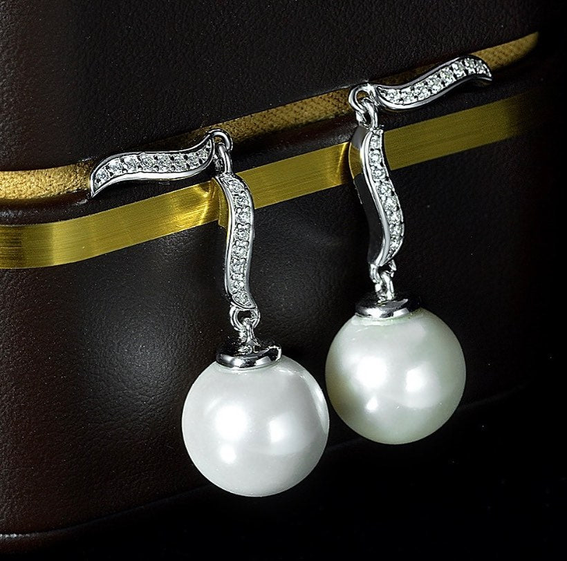 Boucles d'oreilles uniques percĂ©es de diamants blancs brillantsđ