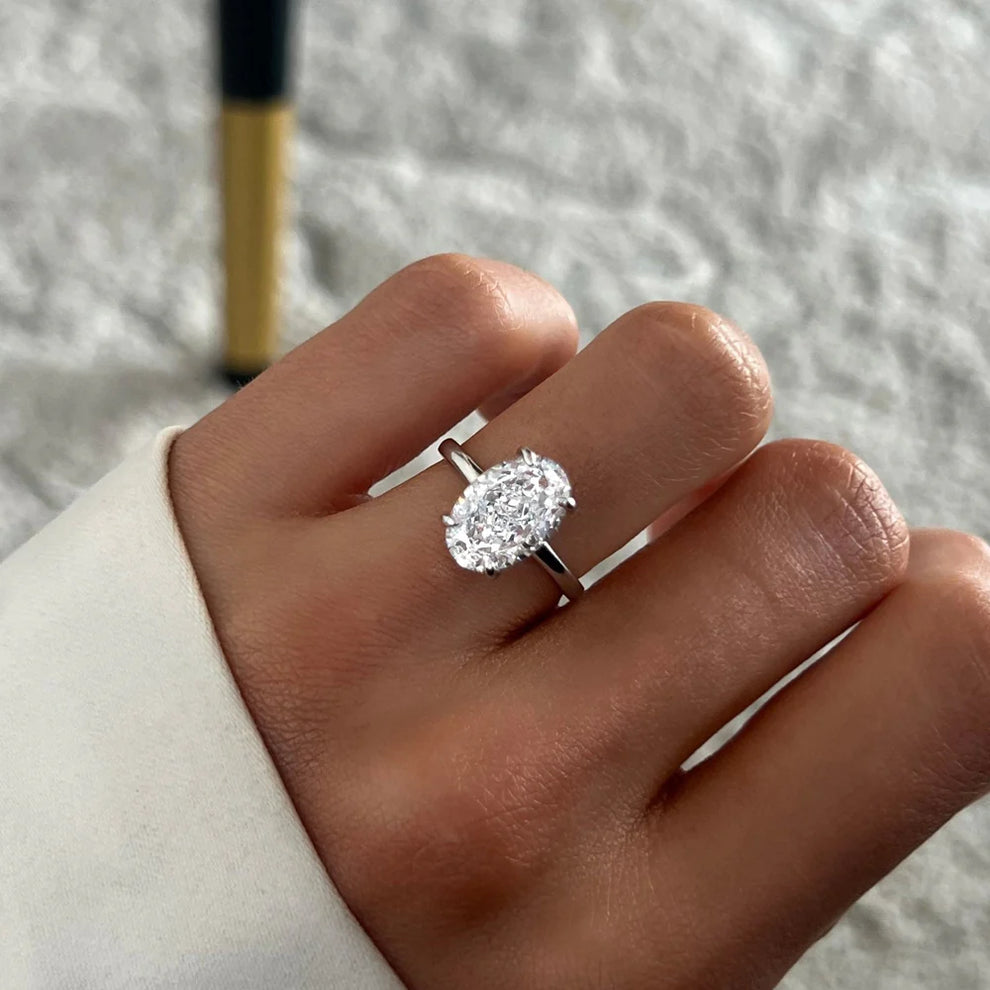 Ensemble de bague de fiançailles élégante sertie d’un diamant ovale