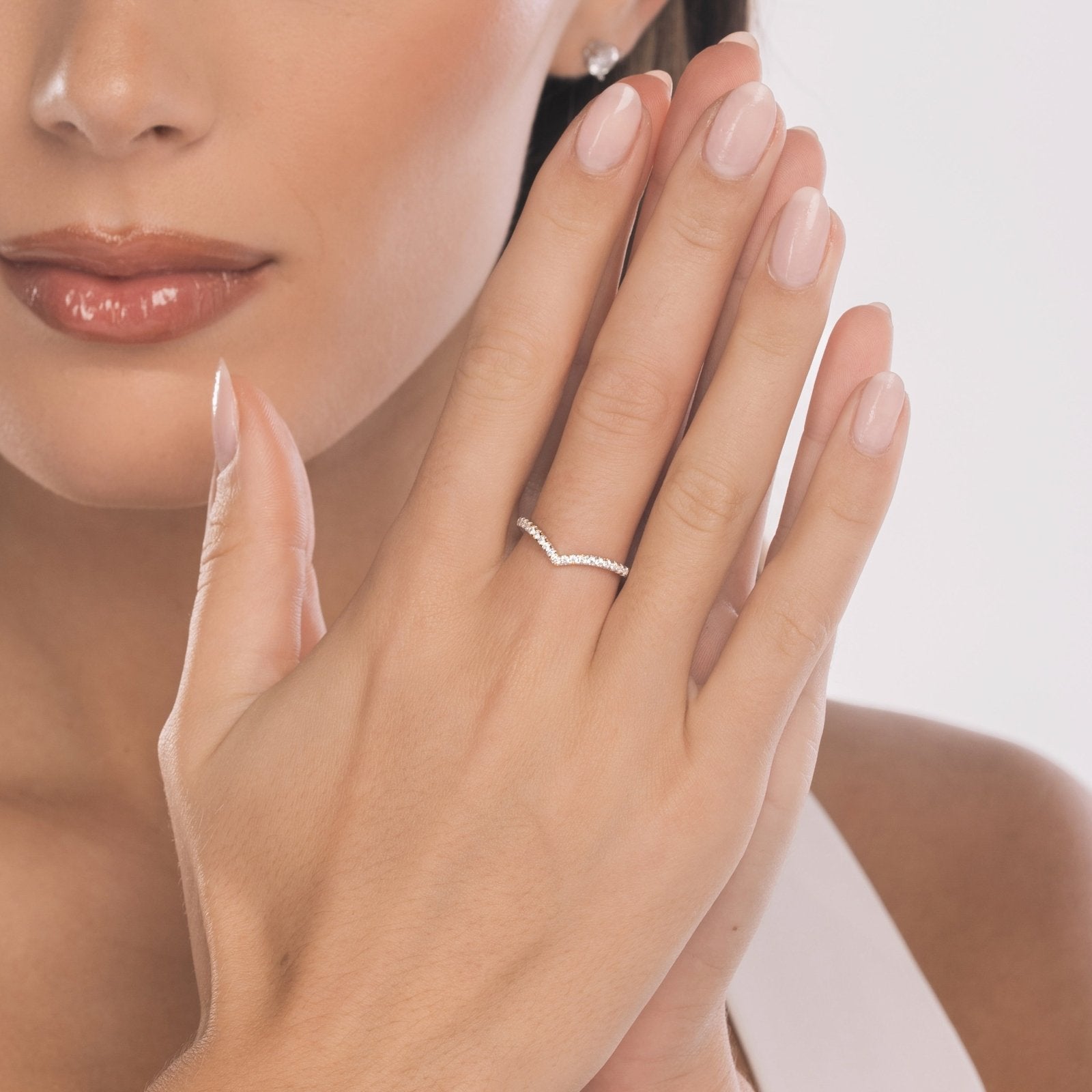 Alliance Incurvée "V de Vénus" – Argent Rhodié & Pavé de Zirconiums 5A
