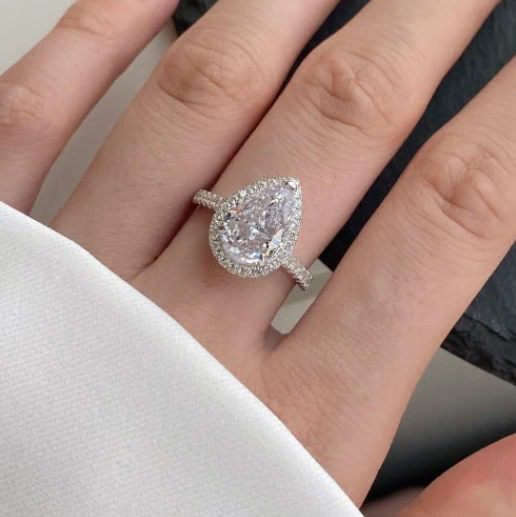 Bague de Fiançailles "Larme Impériale" – Halo Poire & Pavé Scintillant
