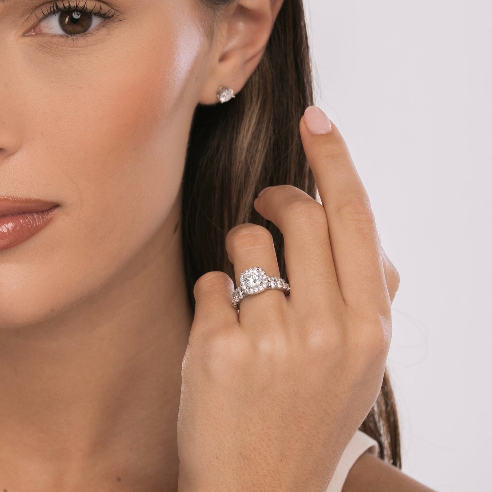 Bague "Éclat Impérial" – Halo Coussin & Solitaire de Luxe