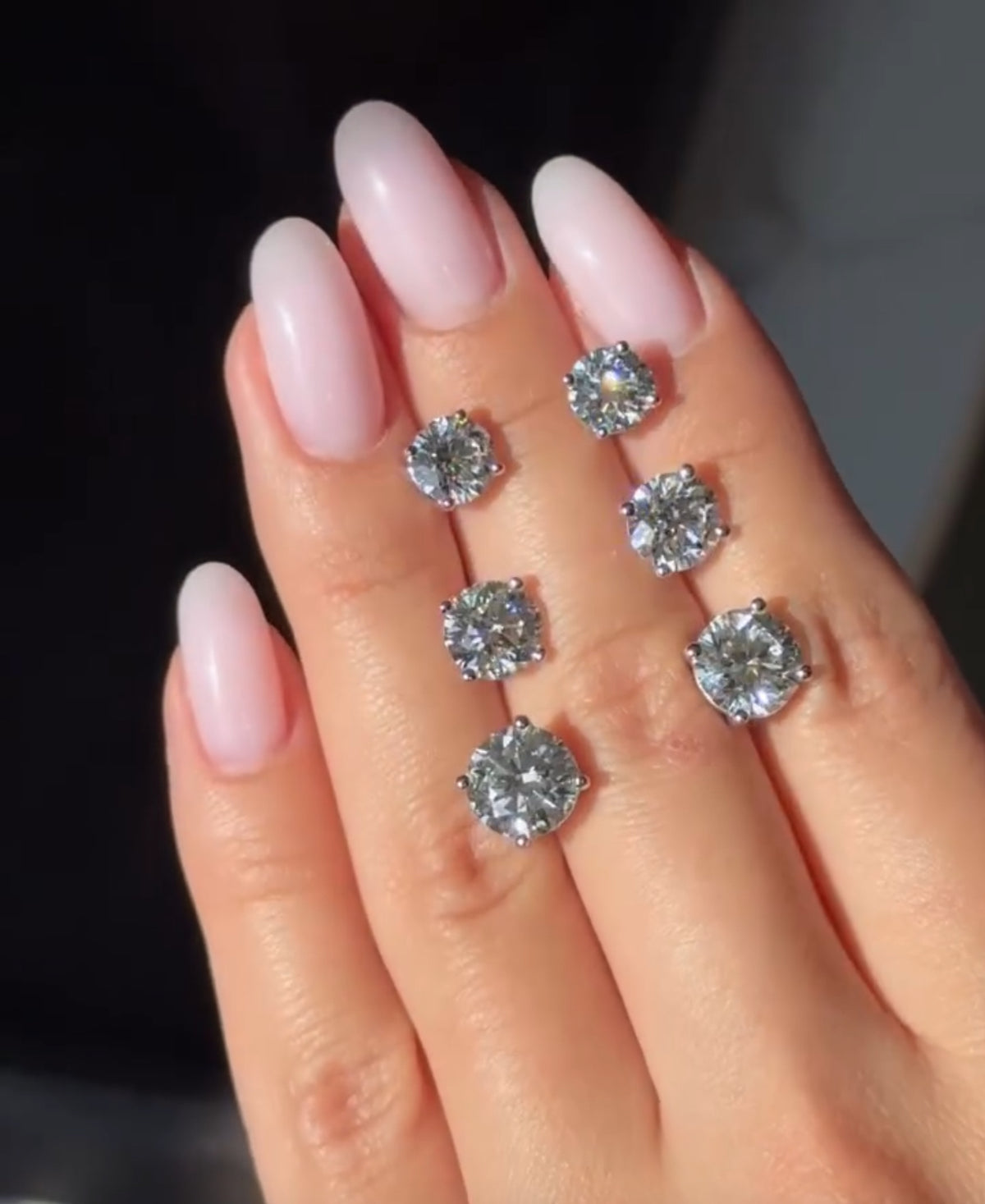 Boucles d’Oreilles Clous Diamantées – Élégance Intemporelle