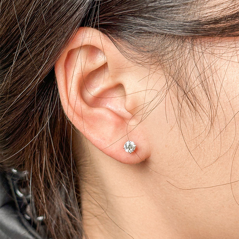 Boucles d’Oreilles Clous Diamantées – Élégance Intemporelle