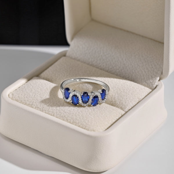 Bague "Vague Saphir Bleu" – Alliance Ondulée en Argent