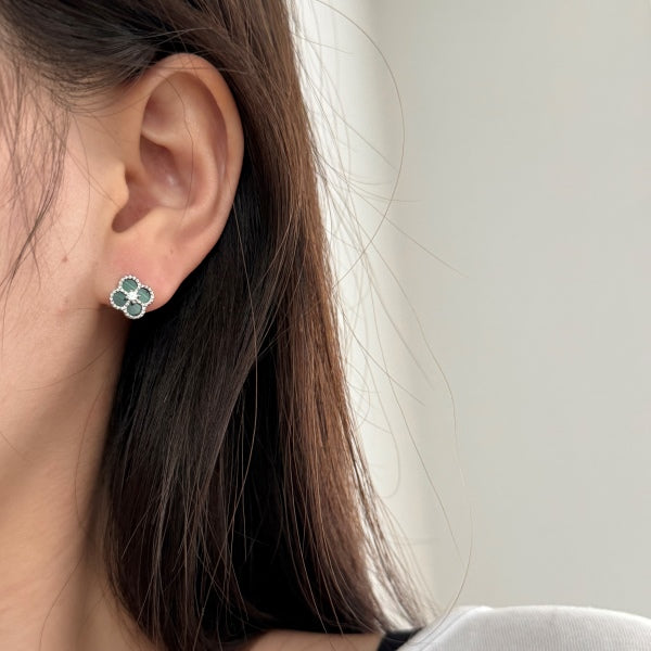 Trèfle Émeraude – Boucles d’oreilles élégance naturelle 18K