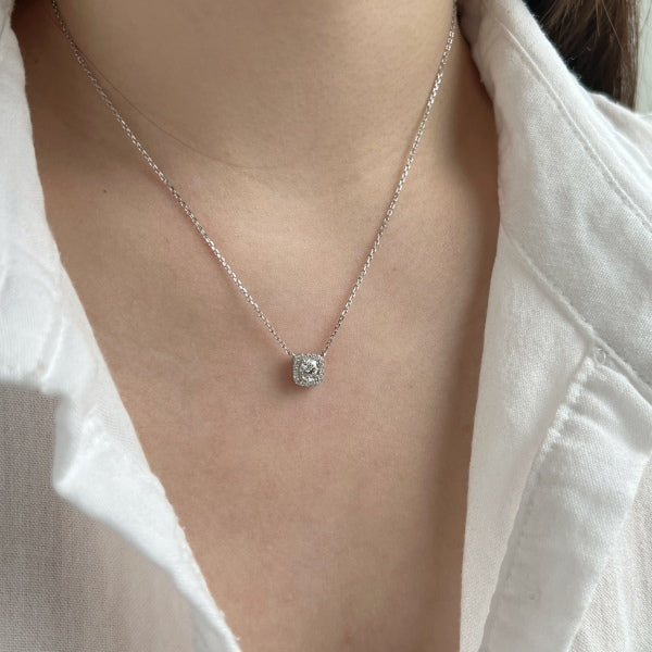 Collier "Prisme Céleste" – Solitaire Coussin sur Chaîne Fine