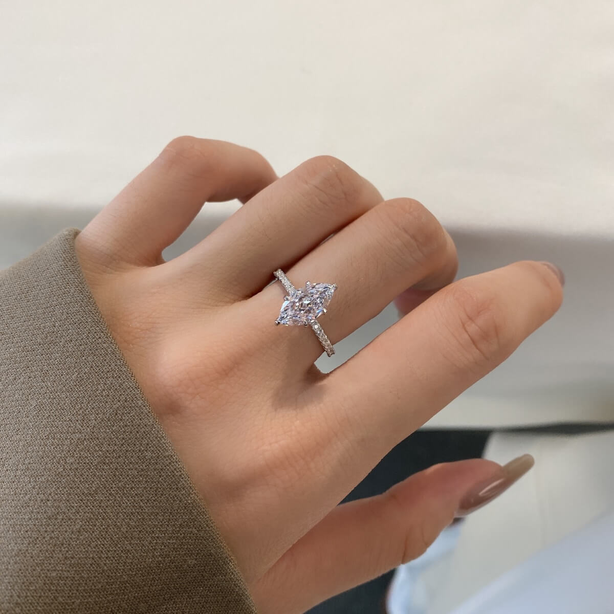 Solitaire Marquise "Éclat Royal" – Or 18k & Pavé Étincelant