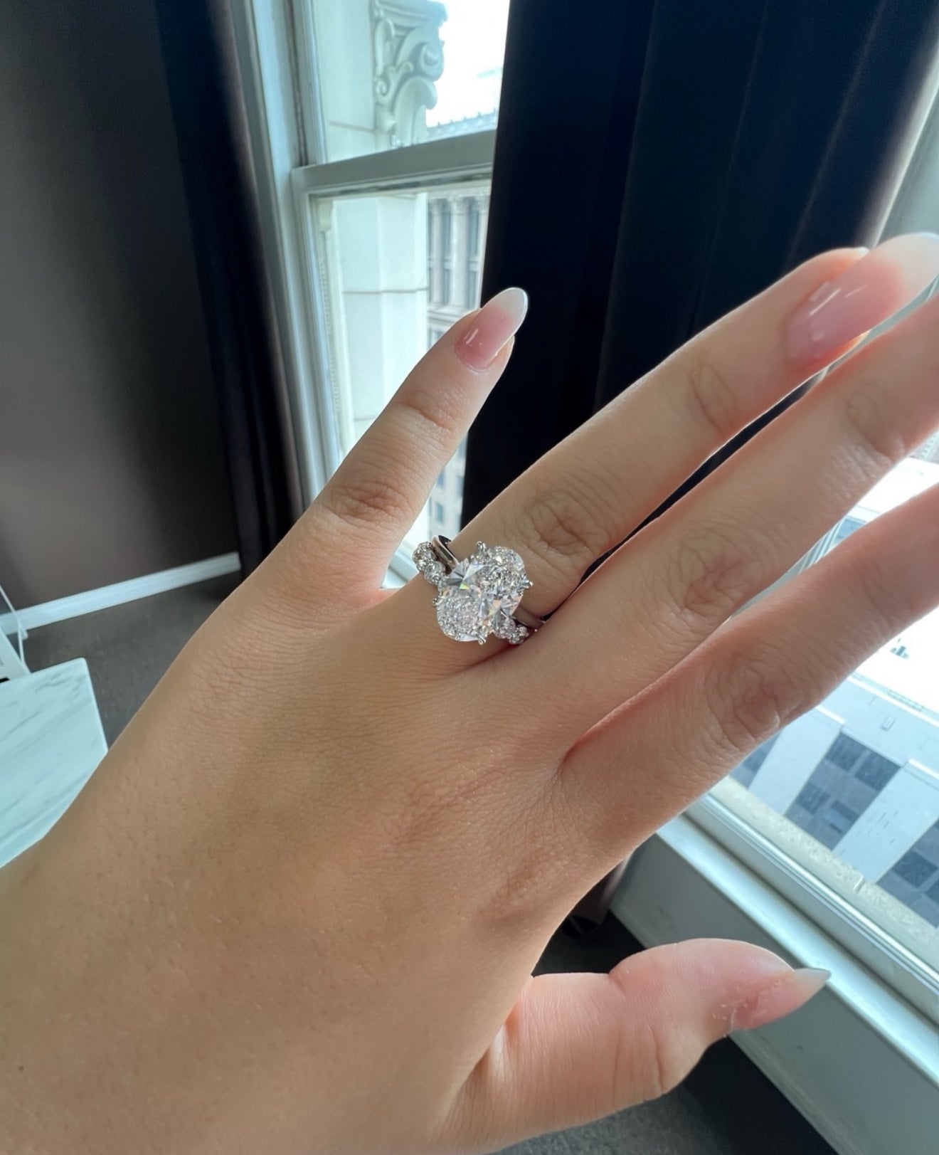 Ensemble Nuptial "Éclat Intemporel" – Solitaire Oval & Alliance Éternité