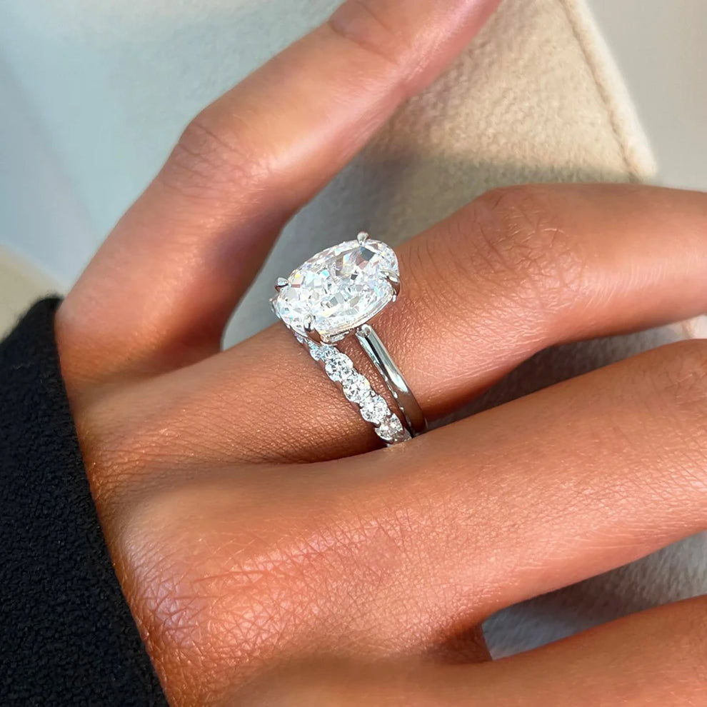 Ensemble de bague de fiançailles élégante sertie d’un diamant ovale