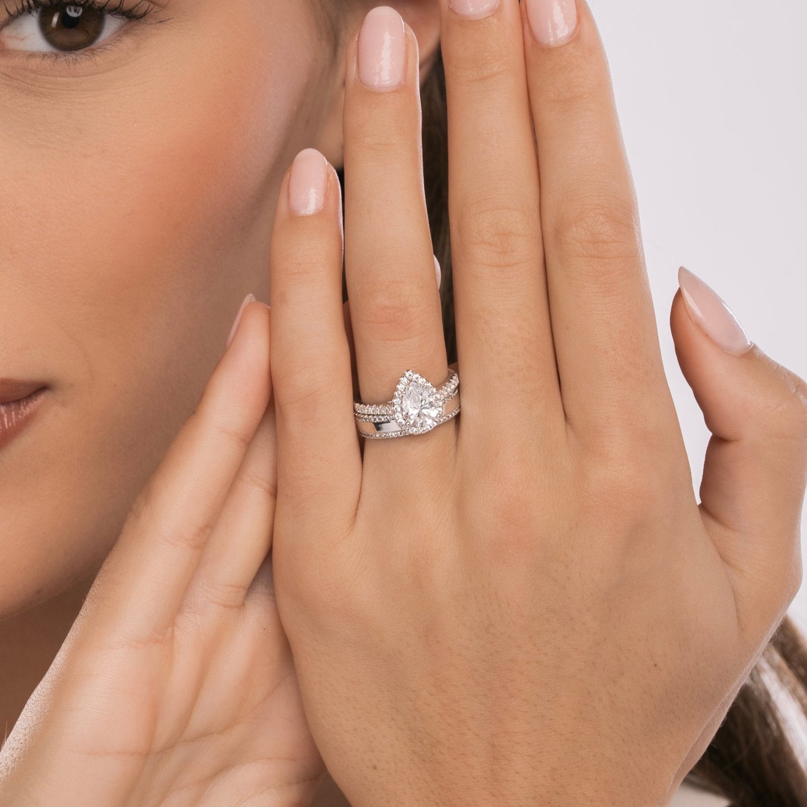 Bague de Fiançailles "Larme Impériale" – Halo Poire & Pavé Scintillant