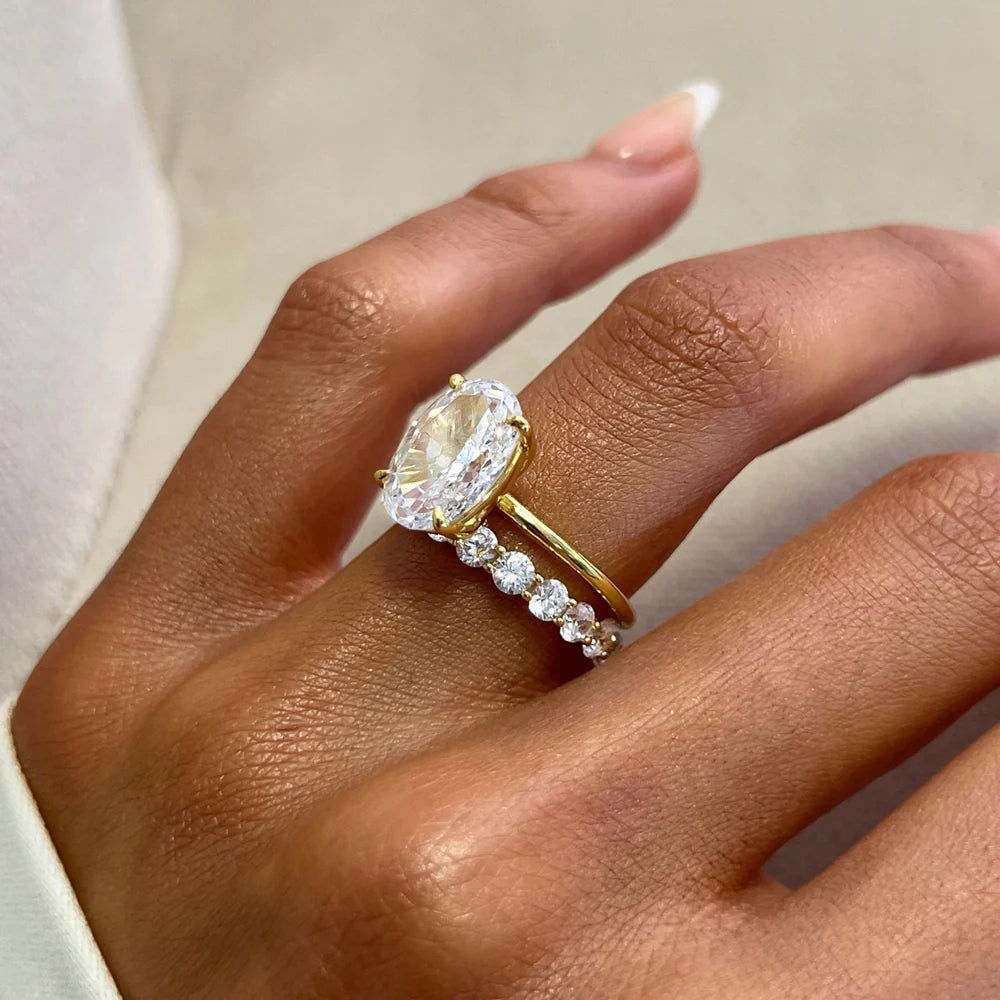 Ensemble de bague de fiançailles élégante sertie d’un diamant ovale
