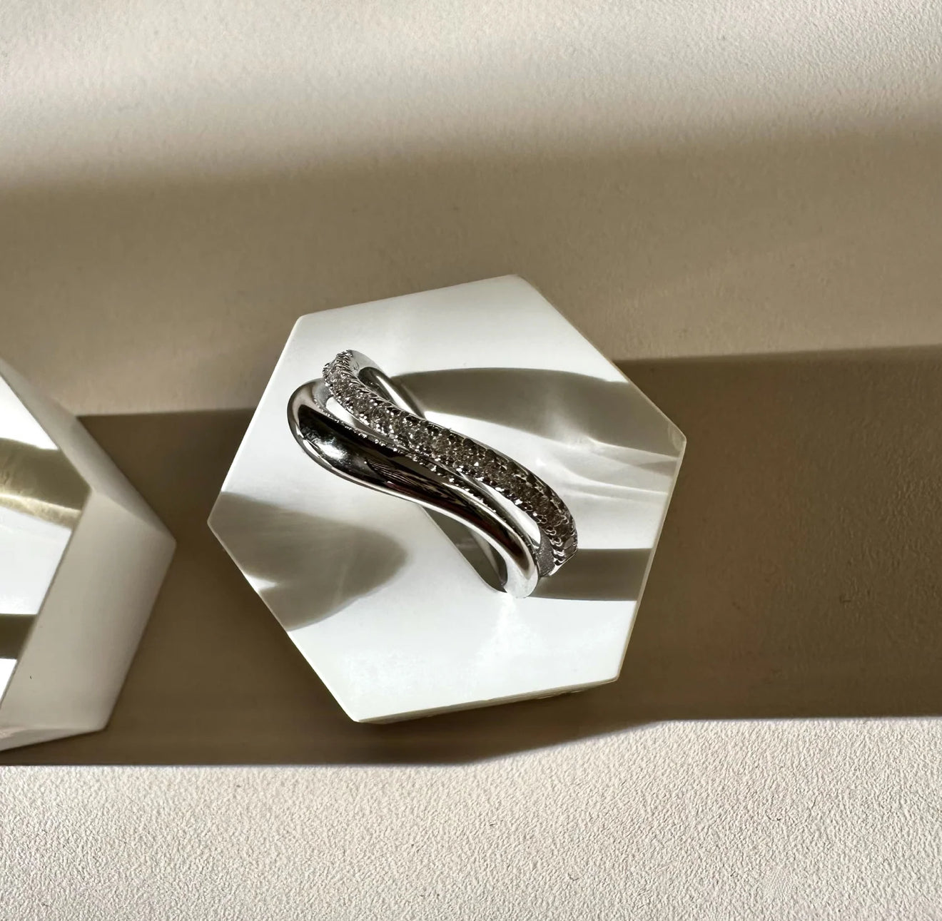 Bague "Onde Infinie" – Duo d'Or Poli et Pavé Étincelant