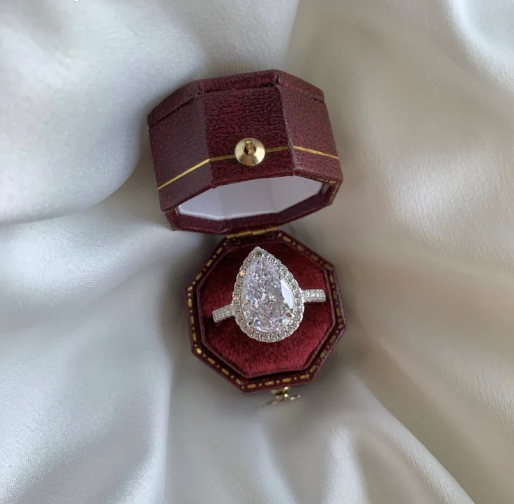 Bague de Fiançailles "Larme Impériale" – Halo Poire & Pavé Scintillant