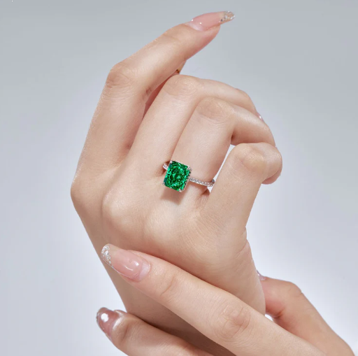 Solitaire "Émeraude Royale" – Argent Rhodié & Radiant Vert Intense (4ct)