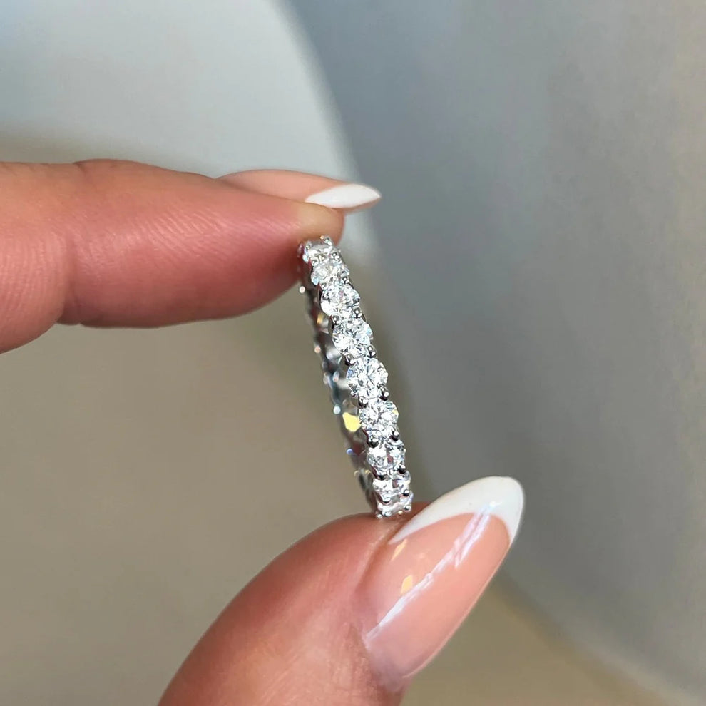 Ensemble de bague de fiançailles élégante sertie d’un diamant ovale