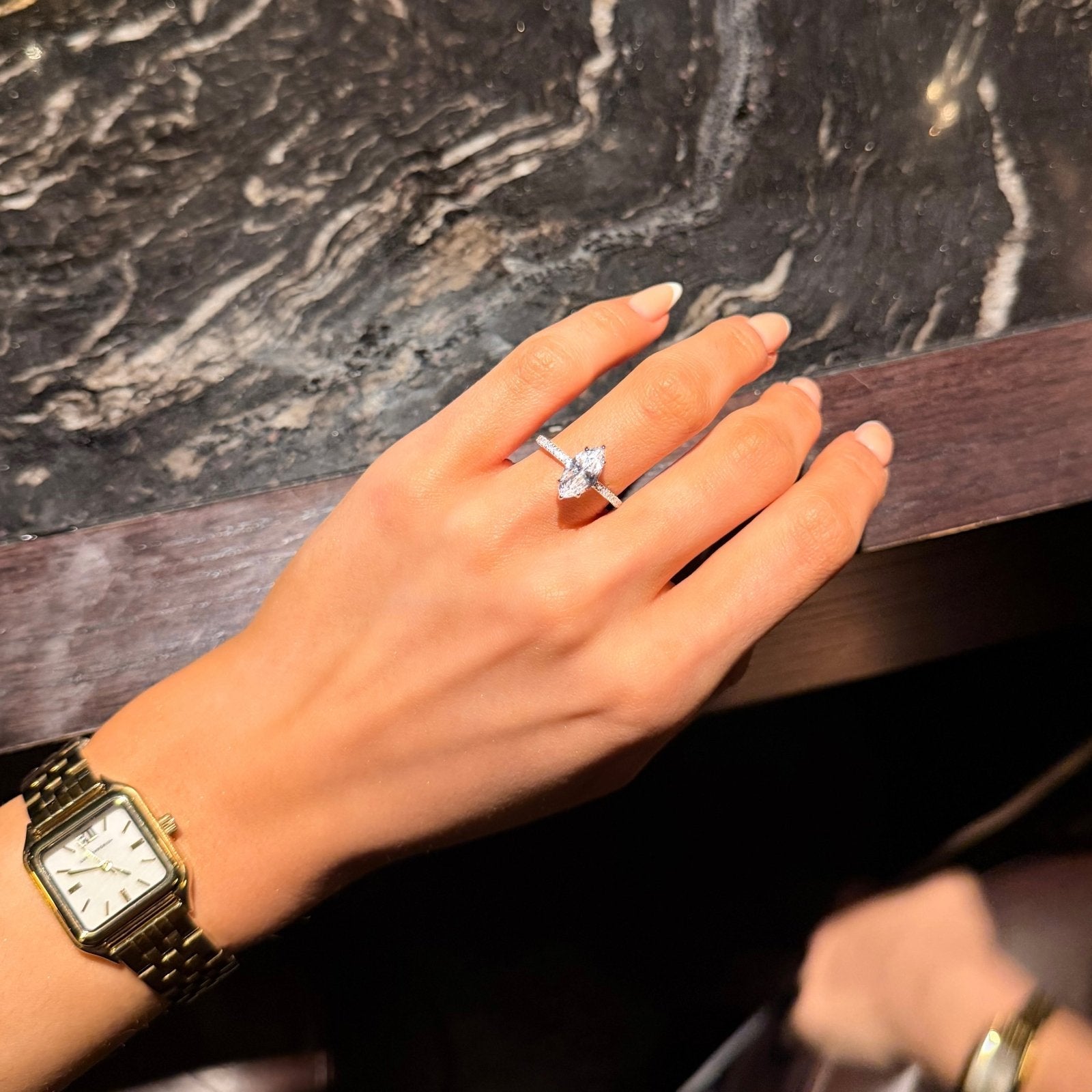Solitaire Marquise "Éclat Royal" – Or 18k & Pavé Étincelant