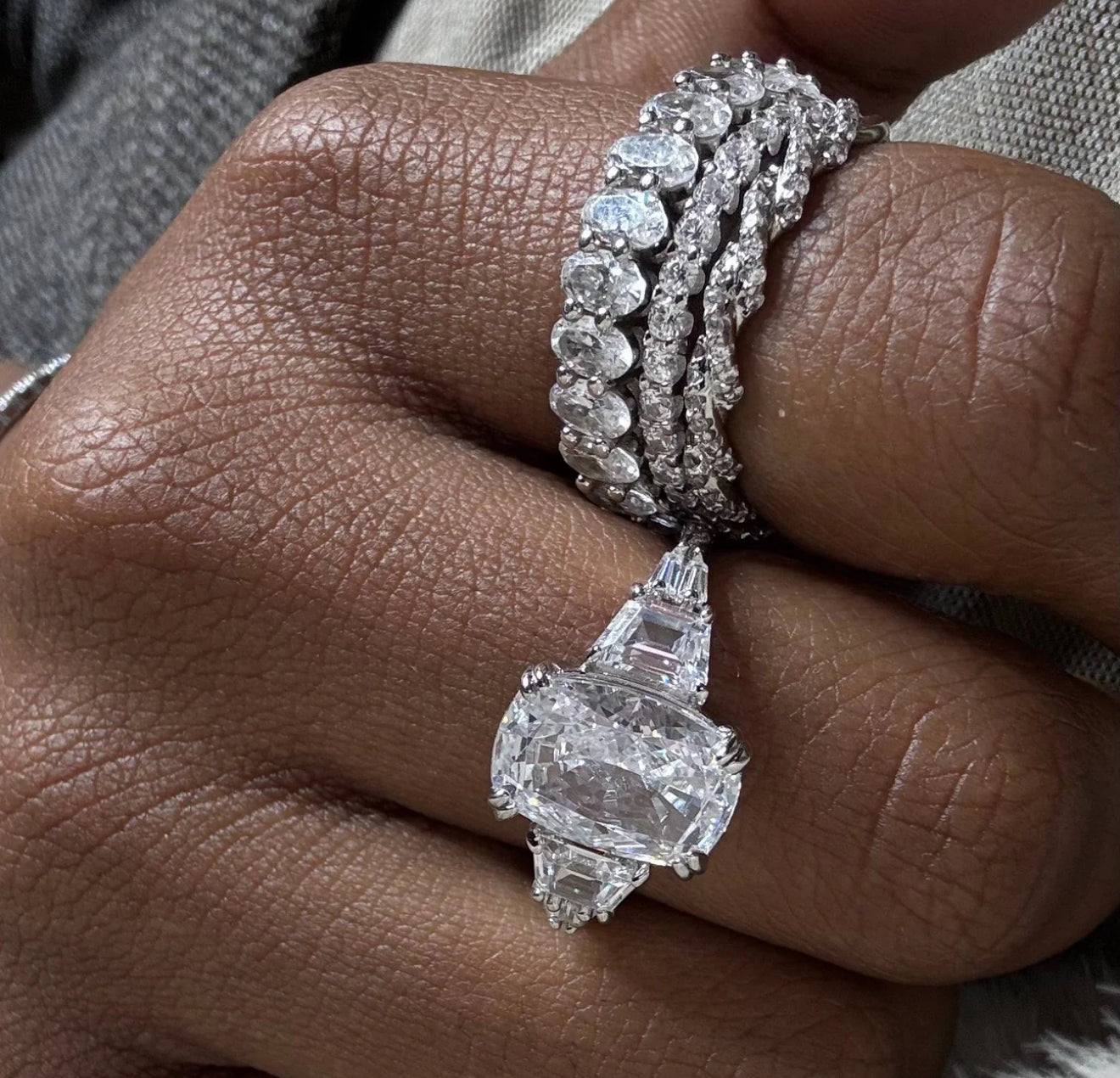 Bague de Fiançailles Ovale 3,5 Carats à Pierres Multiples – Pierres Latérales Taille Baguette Effilée