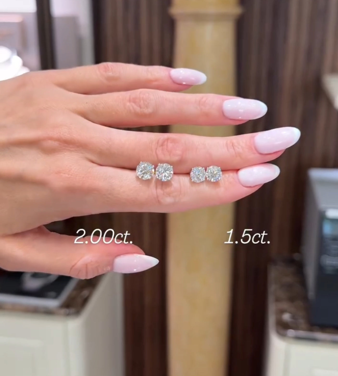 Boucles d’Oreilles Clous Diamantées – Élégance Intemporelle
