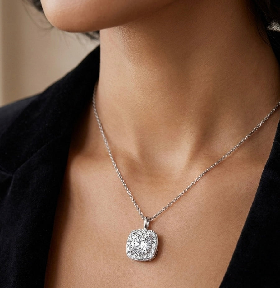 Collier "Prisme Céleste" – Solitaire Coussin sur Chaîne Fine