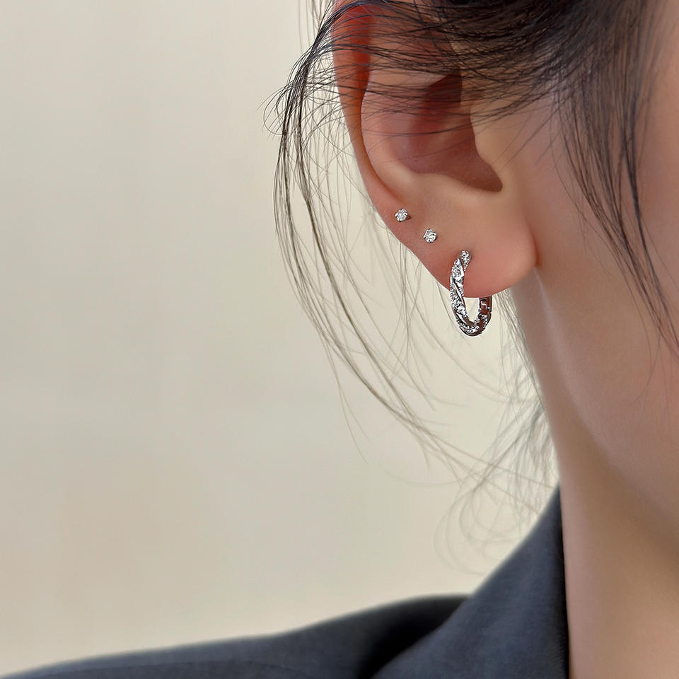 Boucles d’oreilles créoles en argent 925 serties de zircons – Élégance intemporelle