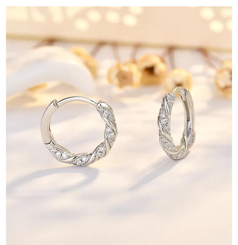 Boucles d’oreilles créoles en argent 925 serties de zircons – Élégance intemporelle