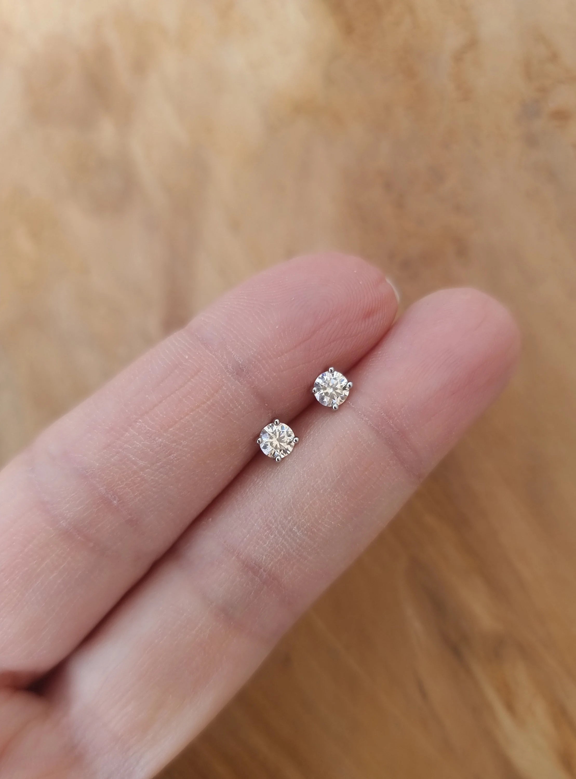 Boucles d’Oreilles Clous Diamantées – Élégance Intemporelle
