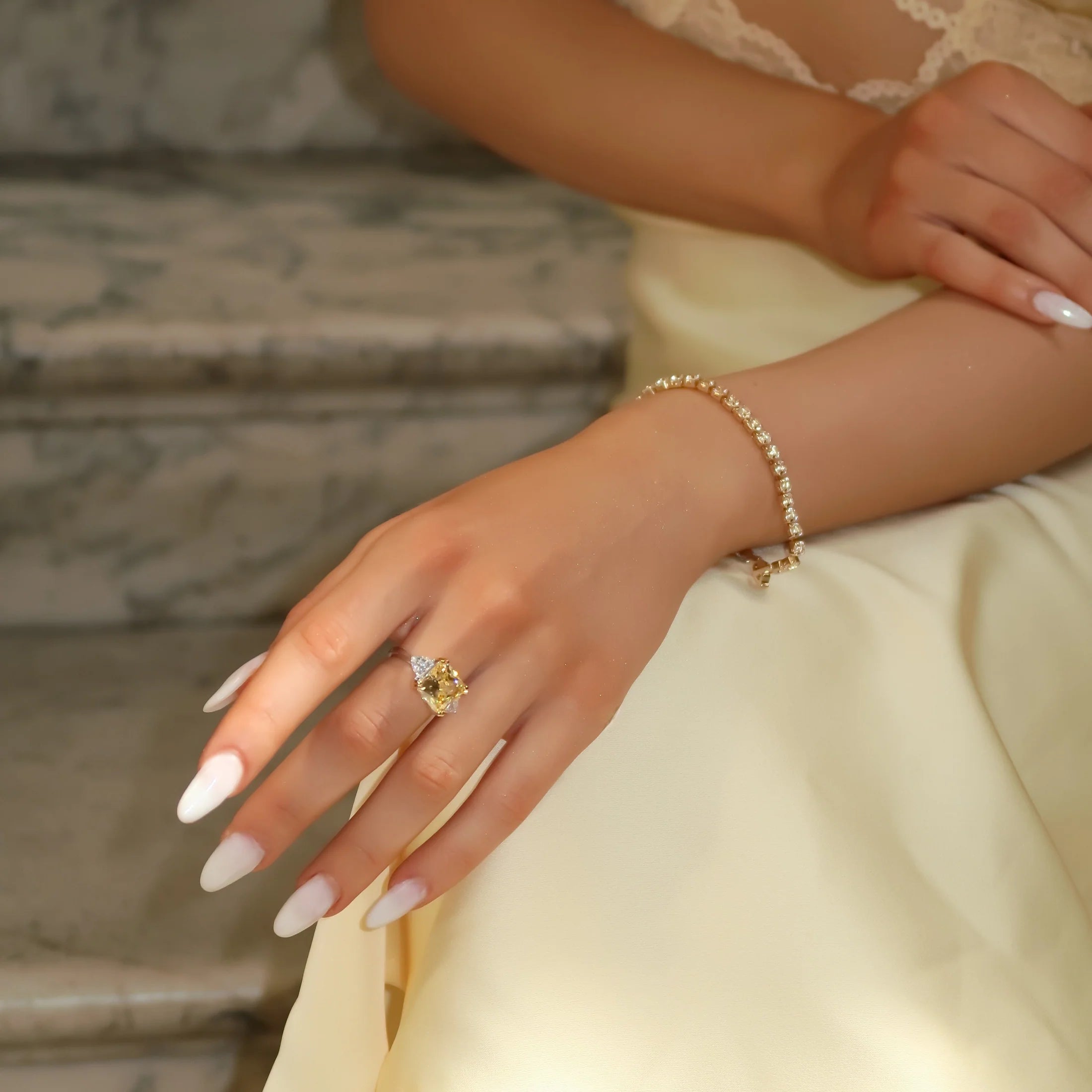 Bague Royale Jaune – Moissanite 5 Carats Coupe Radiant