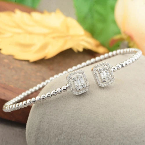 Bracelet Ouvert Prestige – Fines Perles Argentées & Diamants Baguette