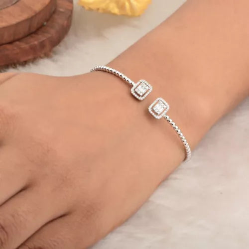 Bracelet Ouvert Prestige – Fines Perles Argentées & Diamants Baguette