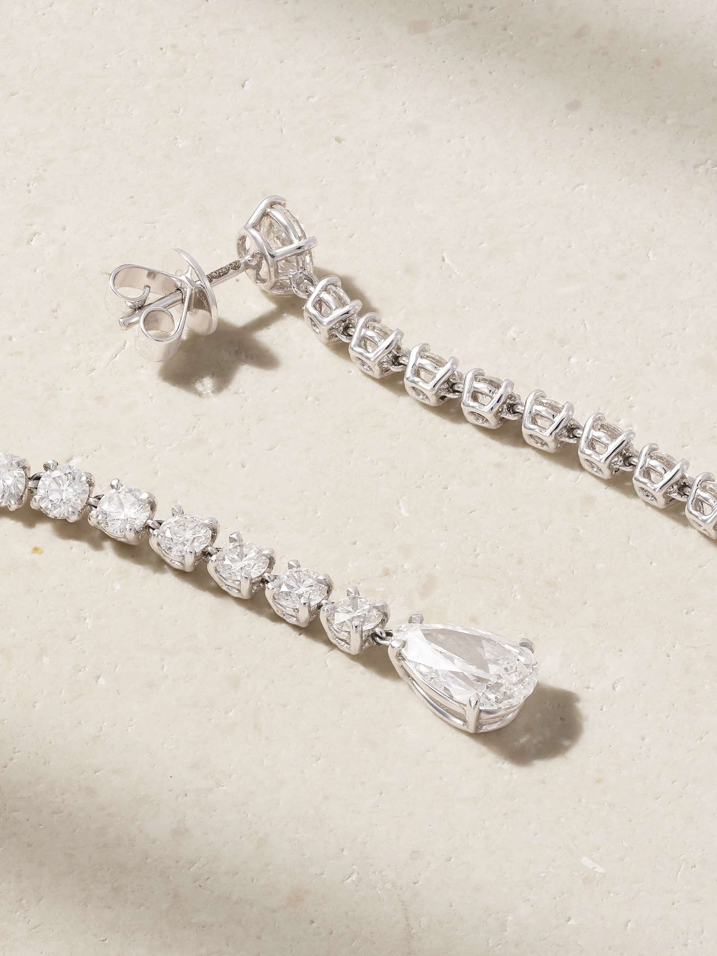 Boucles d’oreilles pendantes élégantes en zircons scintillants